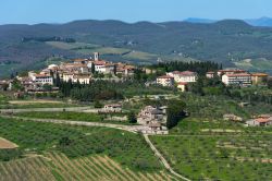 Uno scorcio panoramico di Radda in Chianti tra i vigneti della Toscana