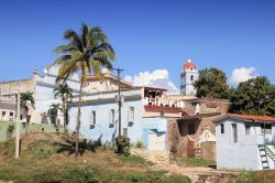 Uno scorcio panoramico di Sancti Spiritus, Cuba, con palme e edifici. Immersa nella natura, le sue principali attività sono l'agricoltura della canna da zucchero, l'allevamento ...