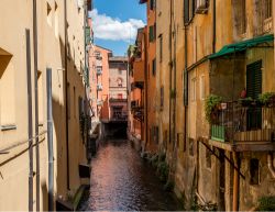 Uno scorcio suggestivo del Canale delle Moline la via d'acqua nel centro di Bologna