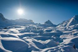 Uno spettacolare paesaggio invernale a La Plagne con la neve. Questa località è un vero paradiso naturale per gli amanti dello sci e degli altri sport invernali.

