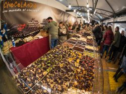 Uno stand di Cioccoshow nel centro di Bologna, Emilia-Romagna. Si tratta di una delle più importanti manifestazioni italiane dedicate al cioccolato - © PriceM / Shutterstock.com
