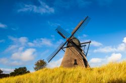 Uno storico mulino a vento a Skagen, Danimarca. Questa bella località danese è situata nella regione dello Jutland settentrionale.

