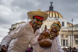 Due uomini travestito in occasione della sfilata del Día de Muertos a Città del Messico.
