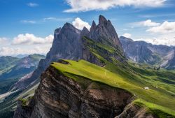 Val Gardena, Alto Adige: il panorama dal monte Seceda in direzione delle Odle, il gruppo delle Dolomiti