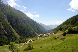 Valpelline, località di montagna nei pressi di Aosta. Si trova in una vasta conca fra prati e frutteti.
