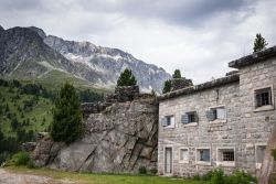 Una vecchia casa in pietra nelle Alpi austriache a Sankt Jakob in Defereggen, Tirolo Orientale.
