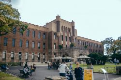 Vecchio edificio museale vicino al castello di Osaka, Giappone - © Ochivis Pictures / Shutterstock.com