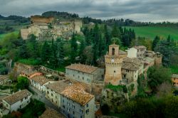 Veduta aerea del centro medievale di Castrocaro Terme e la sua Fortezza che la domina dall'alto di un colle