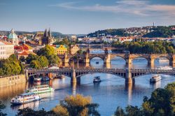 Veduta aerea del fiume Moldava e i ponti principali della città di Praga