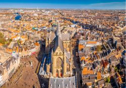 Veduta aerea della cattedrale medievale di Haarlem (Olanda).

