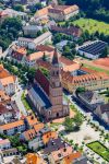 Veduta aerea della chiesa di Saint Jodok nel centro storico di Landshut, Germania.
