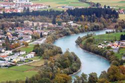Veduta aerea della città alpina di Spittal an der Drau sul fiume Drava. Siamo nello stato federale della Carinzia, in Austria.


