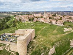 Veduta aerea della cittadina di Medinaceli (Spagna) con le rovine del castello e la Collegiata sullo sfondo. Il borgo sorge su un'altura a 1253 metri di altezza nella provincia di Soria.



 ...