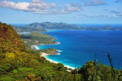 Veduta aerea della costa dell'isola di Mahé, Seychelles. L'isola più grande dell'arcipelago delle Seychelles è caratterizzata da spiagge di sabbia bianca e da ...