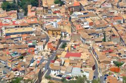 Veduta aerea dell'antico centro di Xativa con strade e edifici, Valencia, Spagna. Le origini della città risalgono alle antiche popolazioni iberiche che all'epoca la chiamavano ...