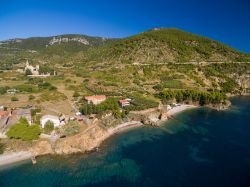 Veduta aerea dell'isola di Vis con la spiaggia e la chiesa di San Nicola, Croazia. Distante circa 60 miglia dalla costa italiana, quest'isola croata si estende per circa 90 km quadrati. ...