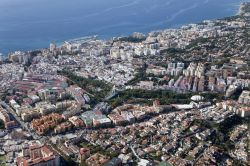 Veduta aerea di Marbella, Spagna. Marbella è stata in passato un possedimento islamico, periodo a cui risalgono il castello, le mura cittadine e il nome stesso che deriva dall'arabo ...