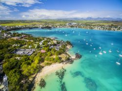 Veduta aerea di Merveille Beach a Grand Baie, Pereybère (Mauritius). Barche e yachts ormeggiati al largo del litorale di Pereybère, sulal costa nord-occidentale dell'isola.

 ...
