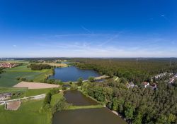 Veduta aerea di un piccolo lago nel distretto di Buechenbach a Erlangen, Germania. Nota in bavarese con il nome di Erlanga, questa cittadina a 280 metri sul livello del mare ha una superficie ...