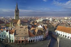 Panorama del centro medievale di Sibiu, Romania - Una bella immagine del centro di Sibiu, importante città situata nella regione storica della Transilvania © CCat82 / Shutterstock.com ...