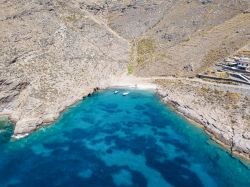 Veduta area di un tratto di costa selvaggia sull'isola di Kea (Tzia), Grecia. A lambire il litorale di questa terra delle Cicladi è un mare limpido e blu cristallino. 




