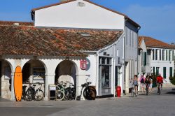 Una veduta autunnale del villaggio di Ars-en-Ré, Francia. Passeggiare a piedi o in bicicletta fra le vie del centro storico è il modo migliore per scoprirne gli angoli più ...