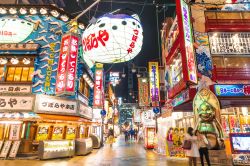 Veduta by night del distretto Shinsekai di Osaka, Giappone. Il quartiere venne creato nel 1912 e New York e Parigi ne furono i modelli iniziali - © gowithstock / Shutterstock.com