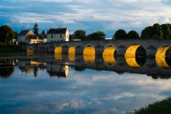Veduta by night del ponte in pietra sul fiume Cher a Montrichard, Francia.
