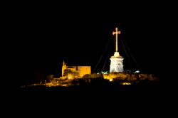 Veduta by night di Is-Salib ta l-Gholja a Siggiewi, Malta, il Venerdì Santo. Situata su una collina vicina alla cappella dell'Annunciazione e al cimitero di San Teodoro, questa croce, ...