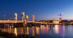 Veduta by night di un moderno ponte sul fiume Ijssel nella storica città di Kampen, Overijssel, Olanda.
