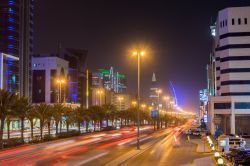 Veduta by night di una strada nel centro di Riyadh, Arabia Saudita - © Victor Jiang / Shutterstock.com