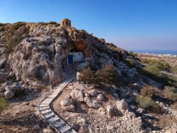 Veduta con il drone di una chiesa scavata nella roccia a Protaras, isola di Cipro.

