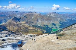 Veduta da una cabinovia sul ghiacciaio di Tux, Alpi, Austria. Questo Comune situato nel distretto di Schwaz, in Tirolo, è un'importante località sciistica.

