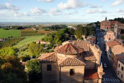 Veduta dall'alto del borgo di Longiano, Appennino cesenate, Emilia-Romagna