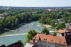 Veduta dall'alto del fiume Lech nella cittadina di Landsberg, Baviera, Germania.
