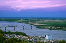 Veduta dall'alto della cittadina di Vila Franca de Xira, Portogallo. Siamo nel distretto di Lisbona, nella regione del Ribatejo (Riva del Tago).




