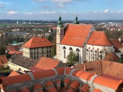 Veduta dall'alto della Heilig-Kreuz-Kirche a Landsberg am Lech, Germania. Questo maestoso edificio religioso venne costruito per i Gesuiti nel 1754.
