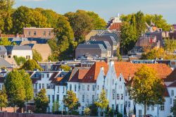 Veduta dall'alto di antiche case olandesi nel centro di Nijmegen.

