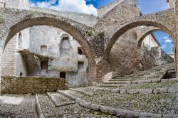 Veduta degli archi al castello di Caetani a Sermoneta, Lazio - © giorgio maiozzi / Shutterstock.com