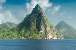 Veduta degli spettacolari monti Piton sull'isola di Saint Lucia, Soufriere. Alti rispettivamente 770 e 743 metri, Gros e Petit Piton sono due formazioni vulcaniche patrimonio dell'umanità.
 ...