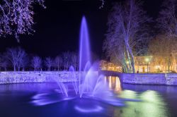 Veduta dei Jardins de la Fontaine a Nimes illuminati di notte, Francia: questo suggestivo parco del XVII° secolo si sviluppa su un'area di 15 ettari e offre rovine romane e giardini ...