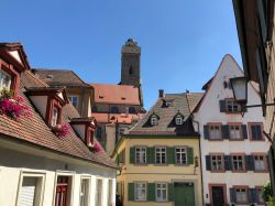 Veduta dei tetti di Bamberga con la chiesa Obere Pfarre sullo sfondo, Germania.
