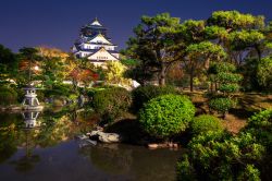 Veduta del castello di Osaka illuminato durante la notte, Giappone.
