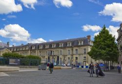 Veduta del Palazzo di Tau a Reims, Francia. Questa dimora ospitava il re di Francia prima della sua incoronazione nella vicina cattedrale. Per quell'occasione veniva vestito al palazzo per ...