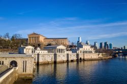 Veduta del Philadelphia Art Museum e del Fairmount Water Works, Pennsylvania. Progettato nel 1812, il secondo acquedotto citatdino ha funzionato sino al 1909. Il suo design ne ha fatto una popolare ...