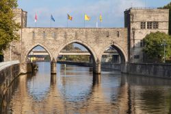 Veduta del Pont des Trous a Tournai, Vallonia, Belgio. Questa porta fluviale in stile gotico, fiancheggiata da due torri, attraversa il fiume Schelda. E' uno dei monumenti simbolo della ...