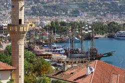 Veduta del porto di Alanya con barche ormeggiate e la bandiera turca - © dmitry_islentev / Shutterstock.com