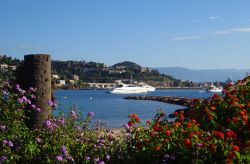 Veduta del porto di Théoule-sur-Mer (Francia) la mattina presto.

