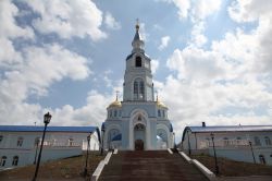 Veduta del Tempio di Kazan nel centro di Saransk, Russia. La facciata azzurro pastello è impreziosita dal rivestimento blu del tetto e da due cupole dorate.


