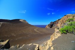 Veduta del vulcano di Capelinhos sull'isola di Faial, arcipelago delle Azzorre, Portogallo. In attività fra il 1957 e il 58, questo vulcano è una delle attrazioni principali ...